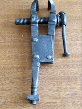 rare petit etau a pied de