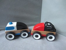 lot de 2 voitures Ikea Lillabo en bois et plastique.