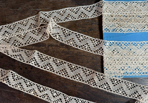 Dentelle ancienne entre deux - ancienne,
