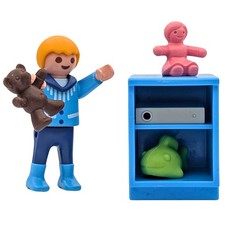 Figurine enfant bleu table