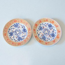 Chine. Compagnie des Indes. Paire d'assiettes en porcelaine décor Imari, XVIIIe