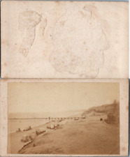 Plage de sable et jetée ponton en bois à identifier, cabines sur roulettes, circ