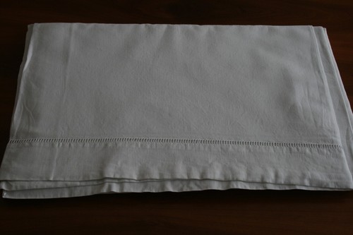 Drap ancien avec jour brodé - ,