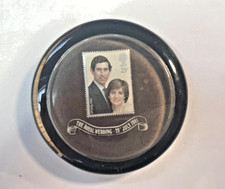 presse papier verre inclusion timbre 25p souvenir du mariage de Charles et Diana