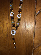 Michal Negrin collier en Y fleurs et strass tres lumineux sublimant le décolleté