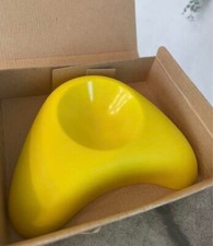 Cendrier en laque jaune Marutomi CAPRI conçu par Massimo Morozzi dans sa boîte