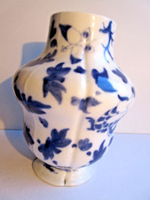 Gros vase en porcelaine de Bayeux Valentine décor japonisant bleu sur fond blanc
