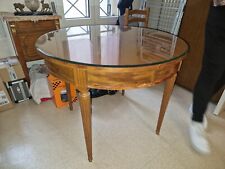Table de type Louis XVI en merisier avec dessus en verre