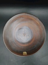 Assiette creuse ou plat fleur de Lys signature au casque en grès de Pierrefonds