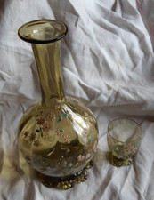 CARAFE EMAILLEE  ET SON PETIT VERRE  FLEURS POLYCHROMES HAUTEUR CARAFE  22,5cm