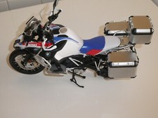 maquette montée de la moto BMW R1250 GS + bagages - éditions MENG  échelle 1/9