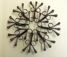 Ancien dessous de plat artisanal en fer forgé, clous assemblés. Diam. 17,5 cm