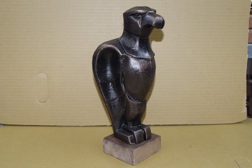 Fonte statue aigle avec - aigle,