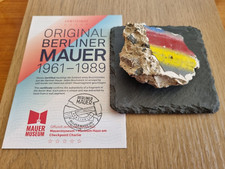 Pièce originale moyenne de 6 cm du MUR BERLIN sur présentoir en ardoise + cer...