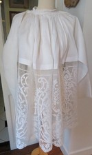 AUBE de PRÊTRE ancienne COTON blanc plissé DENTELLE au FILET feuillagée & CROIX