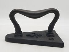 Fer à Repasser Ancien en Fer Forgé Gravé GG, Décor Croix de Lorraine et Végétaux