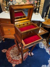 Travailleuse meuble à bijoux en noyer à décor marqueté début XIXe Restauration