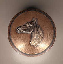 Boite ronde sur pieds avec