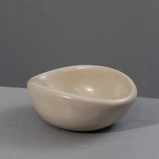 Keramos Sèvres René Hénon vide poches de forme libre ivoire satiné France 1950s