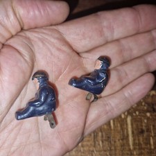 2 pompiers véritables et ancien ( avec agrafes ) jrd cij cr lr jep