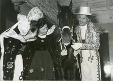 Danseur José Mauser montrant son cheval lors du gala Toute la Danse, 1949, vinta