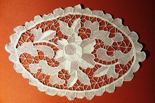 NAPPERON ancien DENTELLE BRODERIE CROCHET & AIGUILLE  ROSES ART DECO 30  X 20 cm