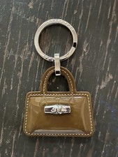 Porte clé en cuir LONGCHAMP Vert Kaki vernis. Modèle roseau