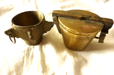 Ensemble de poids anciens empilables dans godet + mortier tout en bronze