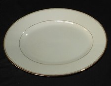  PORCELAINE DE LIMOGES début 20ème, émail blanc, liserés or : Plat ovale