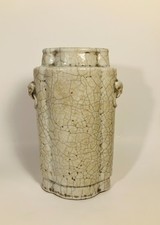 Chine XIXème. RARE. Vase en porcelaine craquelée, Guan Ge Yao. Décor de dragons