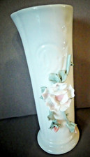 VASE CYLINDRIQUE PORCELAINE DECOR FLEURS EN RELIEF STYLE CAPODIMONTE XXEME