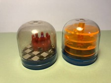 L16  : 2 KINDER  2001 - Jeux de billes capsule , socle bleu  K01 77 / K01 78