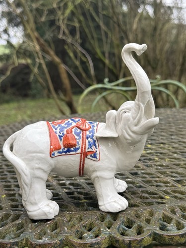 éléphant porcelaine de - un, en