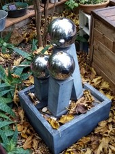 Fontaine et salon de jardin en résine très résistant 