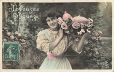 CP PAQUES FEMME SOURIANTE PORTE PANIER OEUFS ROSES FLEURS - 34961