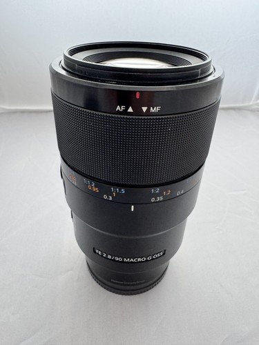 Sony 90mm macro - 90mm, oss