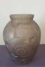 PIERRE D'AVESN, très joli vase en verre pressé moulé, décor de coquelicots