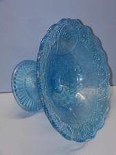 -ANCIEN COMPOTIER PLAT SUR PIED VERRE BLEU Moulé pour Mignardises Bonbons     D