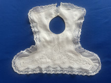 ancien bavoir bébé brodé et