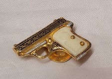 VINTAGE BADGE BOUTONNIÈRE PISTOLET REVOLVER OR DE TOLÈDE CELLULOÏD BEIGE # K2