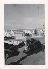 ANCIENNE PHOTO1953 A BORD DU PAQUEBOT L'ANTILLES JEUNE GARCON SUR LE PONT