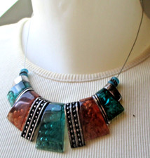 Collier couleur argent résine