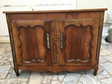 Buffet XVIII° en noyer et merisier avec rare décor de soldat .