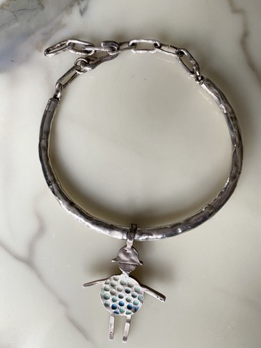 Collier torque moderniste