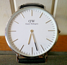 Montre Daniel Wellington avec numéro de serie. Bracelet cuir noir