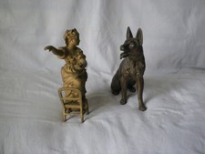 2 personnages pour pendule ancienne, un chien et une femme, en régule.