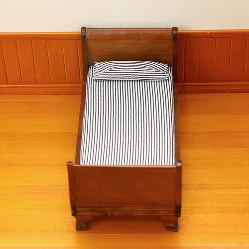 Lit simple bois avec drap - lit,