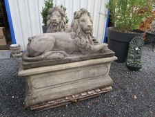 PAIRE DE STATUES "LIONS SUR