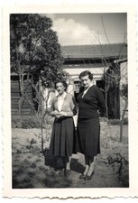 2 femmes debout jardin maison