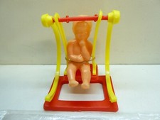 RARE JOUET DE BAZAR - BEBE DANS SA BALANCOIRE - BABY SWING - PLASTIC TOY TOP